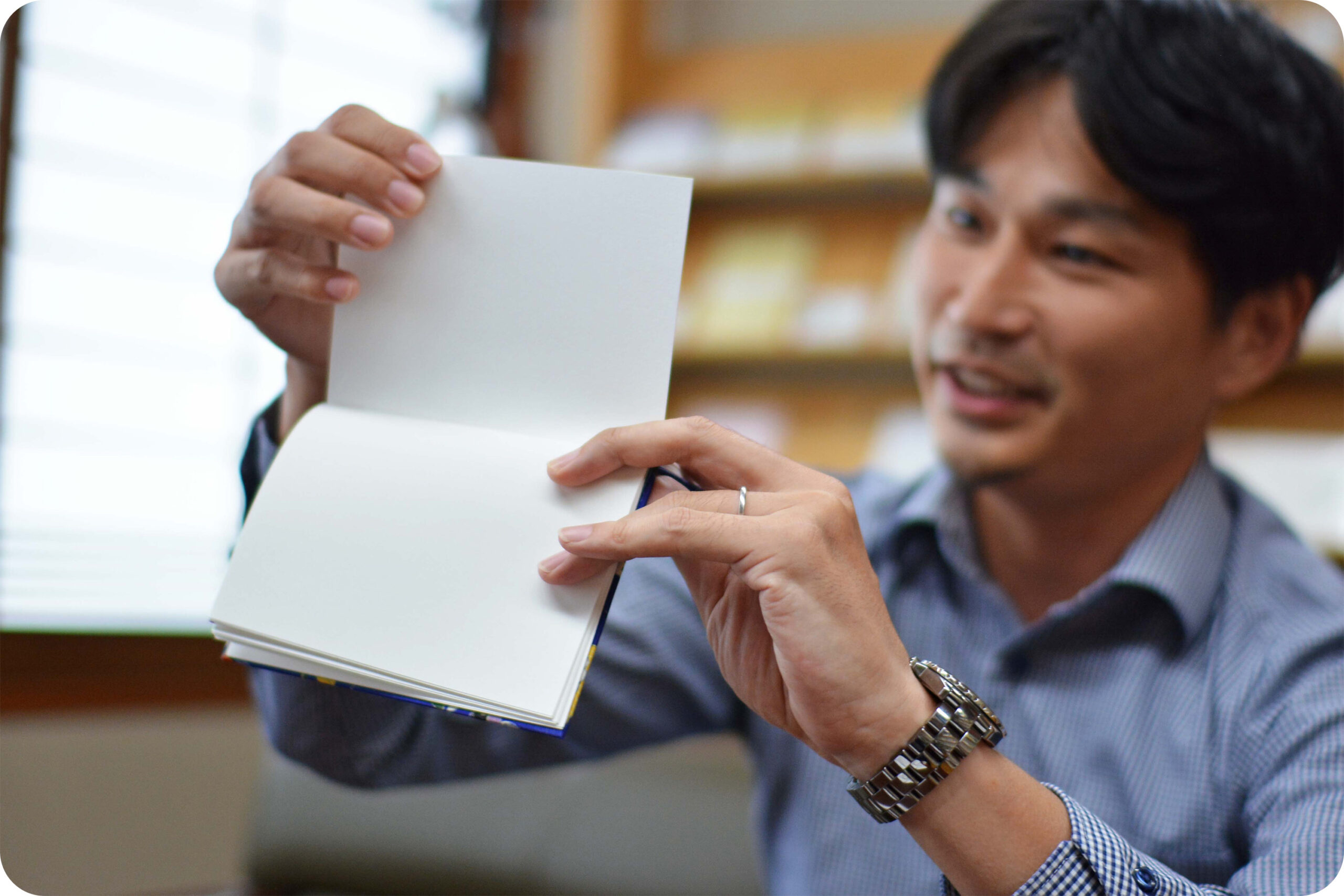 真っ白な和紙を広げて見せる大上さん